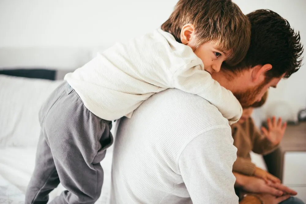 niños jugando con su padre