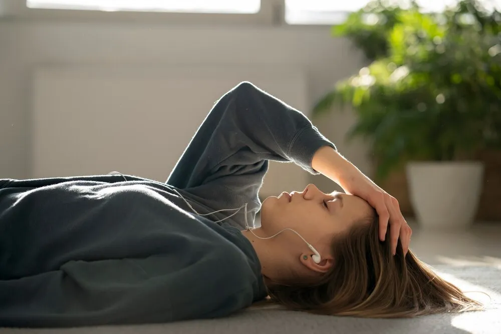 mujer joven triste en casa