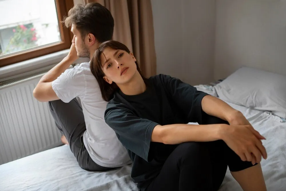 Pareja joven que padece una ETS