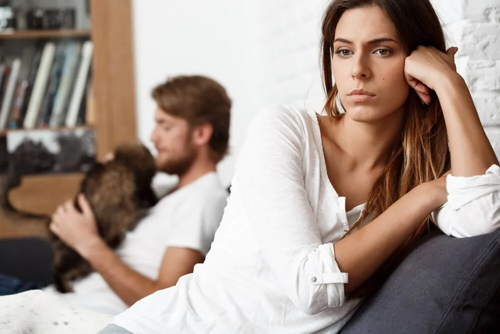Hermosa chica morena decepcionada en una pelea con su novio.