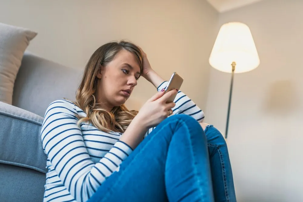 retrato de mujer joven triste y molesta