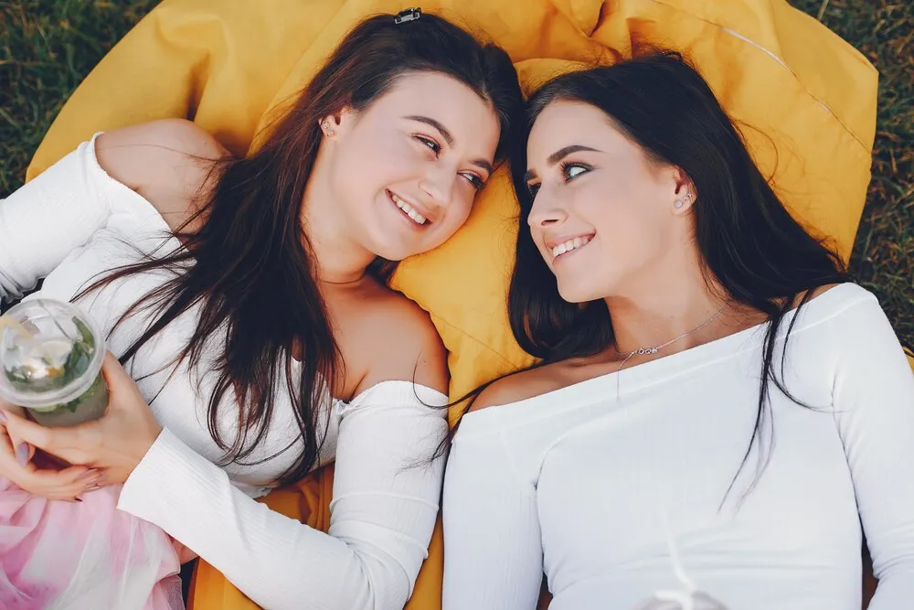 dos chicas jóvenes enamoradas en un parque de verano