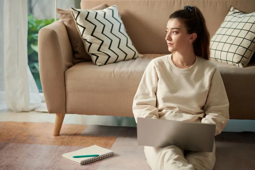 mujer joven trabajando desde casa