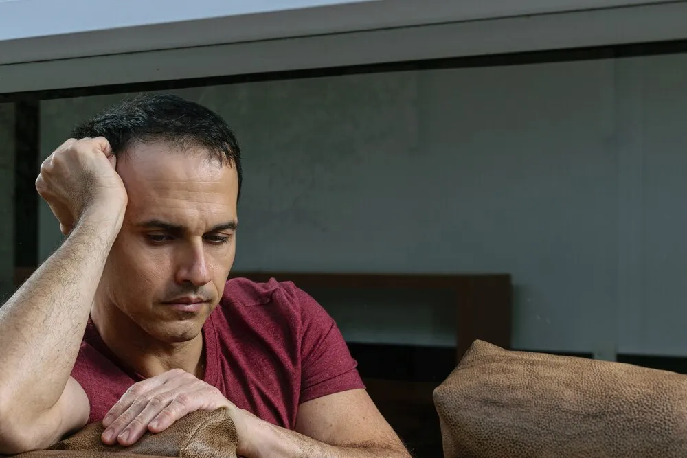 retrato de un hombre guapo en casa