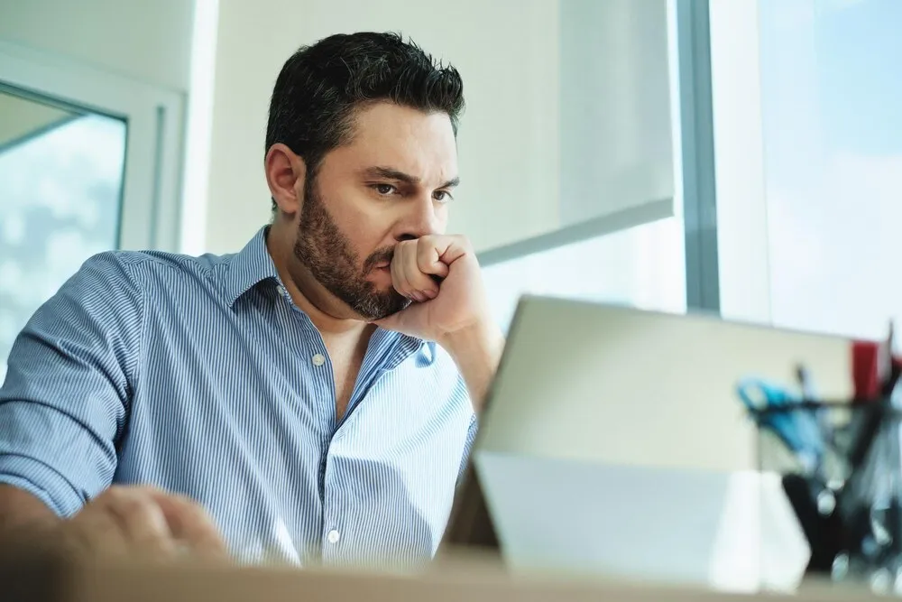 Vista desde un ángulo bajo de un hombre de negocios usando una tableta digital en la oficina