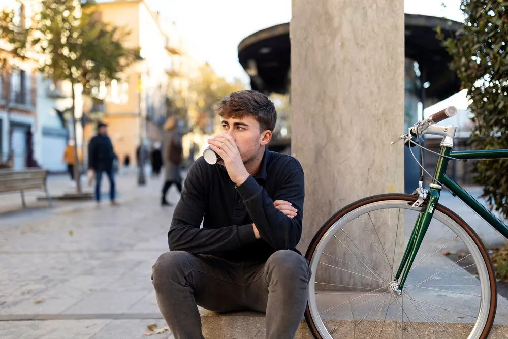 plano medio hombre bebiendo café