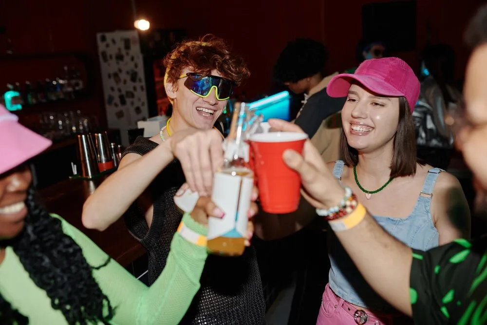 amigos felices brindando en una fiesta en una discoteca