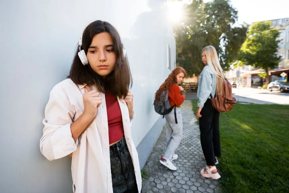 chica de perfil con auriculares