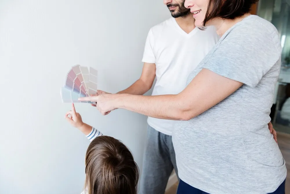 familia eligiendo el color de la decoración de las paredes