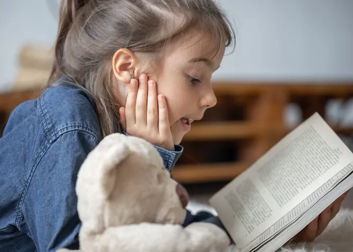 niña pequeña leyendo