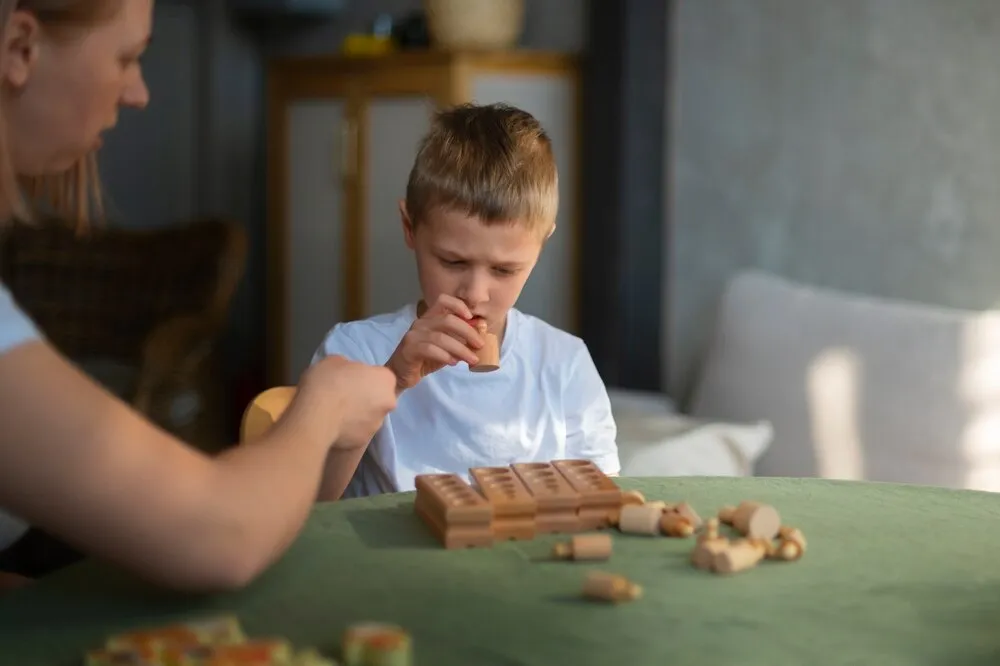 Madre jugando con su hijo autista usando juguetes