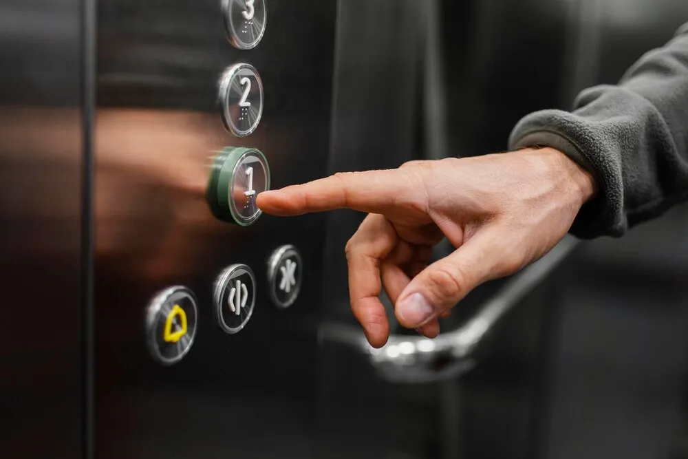 repartidor con paquete en el ascensor, primer plano