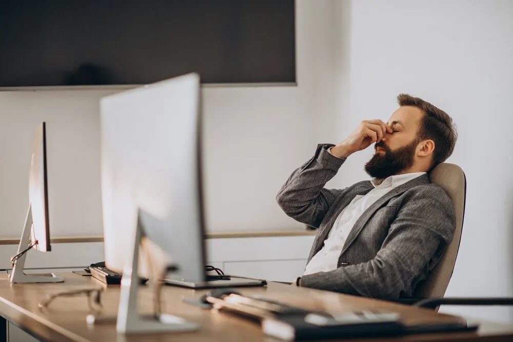 hombre de negocios guapo trabajando en el escritorio