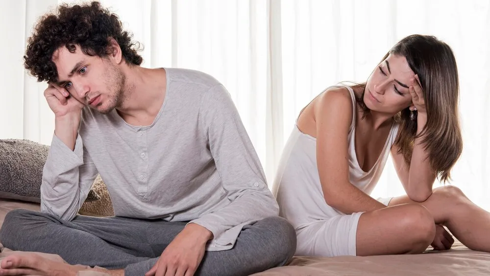 hombre y mujer siendo infelices